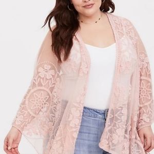 NWOT Torrid BLUSH SCALLOPED LACE RUANA